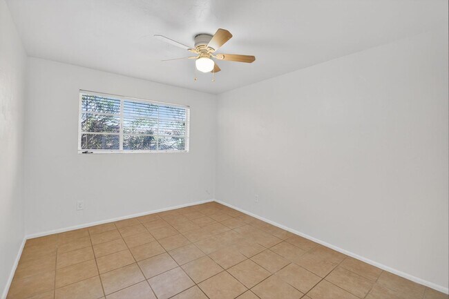 Building Photo - 2272 E Blacklidge Dr