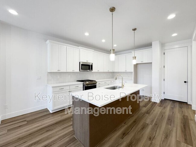 Building Photo - 450 E Presidio Ln
