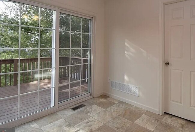 Building Photo - Lovely Muhlenberg Semi Detached!