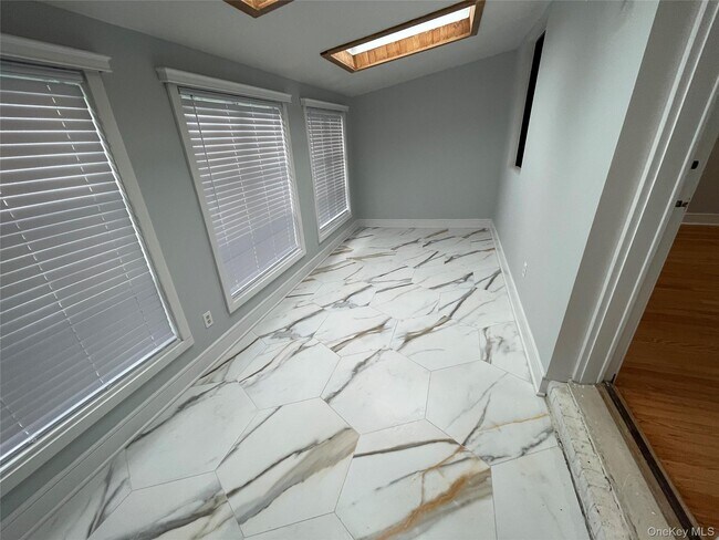 Building Photo - 411 E Walnut St