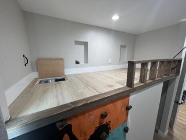 Building Photo - Very Spacious 6 bedroom home with amazing ...