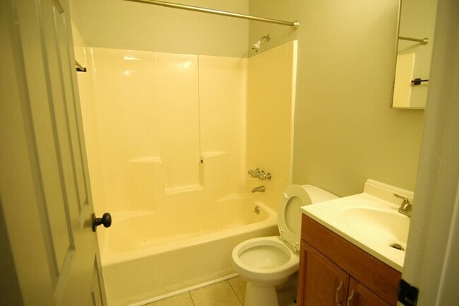 Building Photo - 2 Bedroom Inglewood Duplex!
