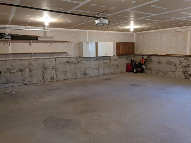 Garage Pic 1 - 305 E Lawler Ave