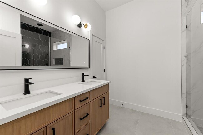 Building Photo - 1805 Sakowitz St