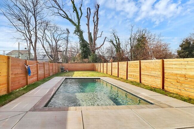 Building Photo - Stunning 3BD/3.5BA Townhome with PRIVATE POOL!