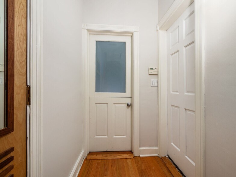 Building Photo - 36 E Kossuth St