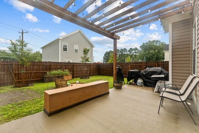 Building Photo - 824 Somb Moore Ways