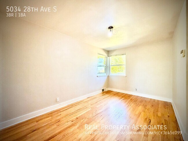 Building Photo - 5034 28th Ave S