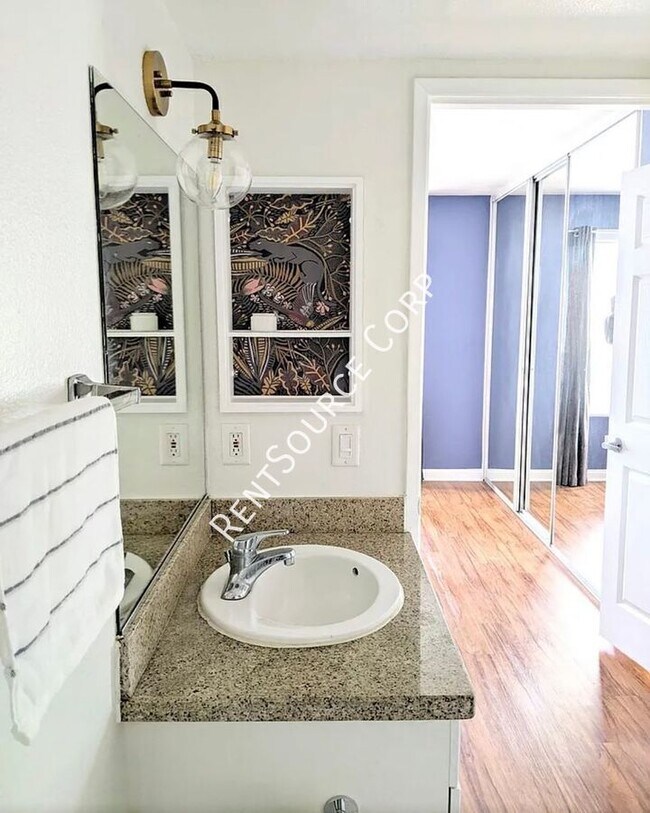 Building Photo - 5525 Canoga Ave