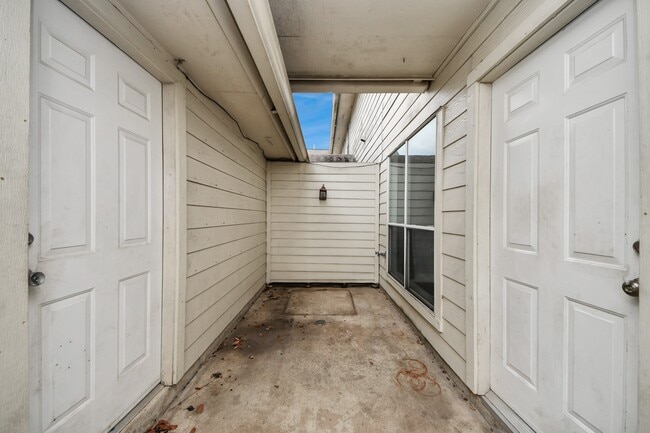 Building Photo - 1010 Gardenwalk Dr