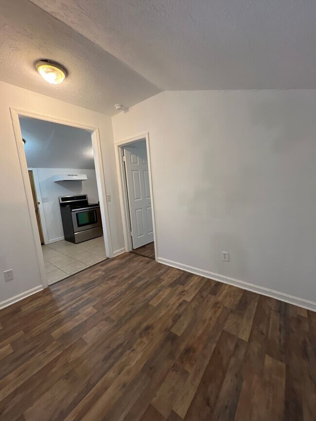 Building Photo - ONE BEDROOM, ONE BATH CUTE HOUSE IN PORTLAND!