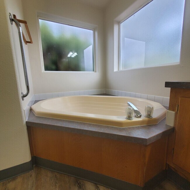 Building Photo - Newly Renovated Pet Friendly 3 Bed / 2 Bat...