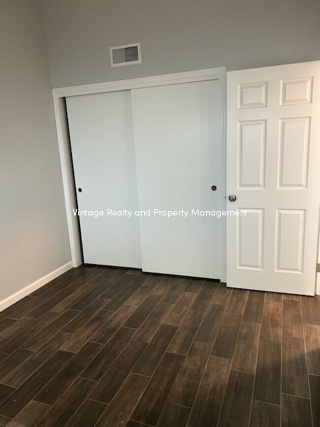 Building Photo - This Updated 2 Bedroom Duplex Is Ready to ...