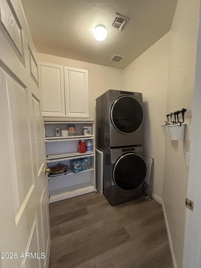Building Photo - 948 E Savannah Dr