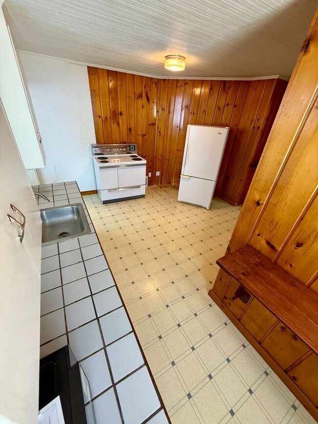 Building Photo - Charming 4-Bedroom, 2-Bath Victorian Home ...