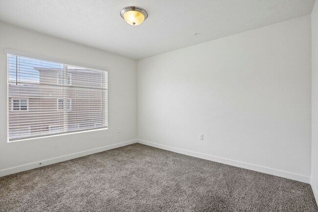 Building Photo - 734 E 500 S