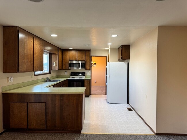 Building Photo - West Valley 4br 2.5 ba DBL attached garage, POOL