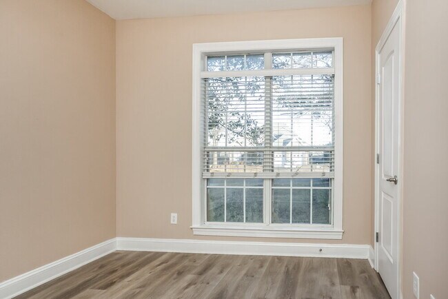 Building Photo - 3045 Roseleigh Dr