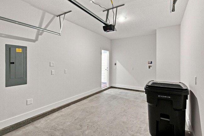 Building Photo - 157 Hawk St