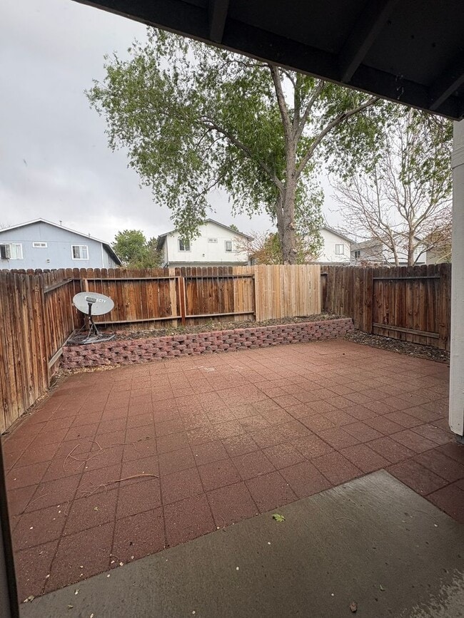 Building Photo - Cute newly remodeled townhouse