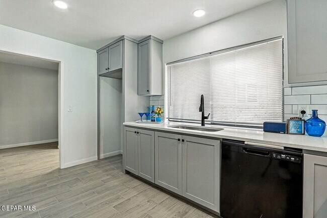 Building Photo - 11273 Ivanhoe Dr