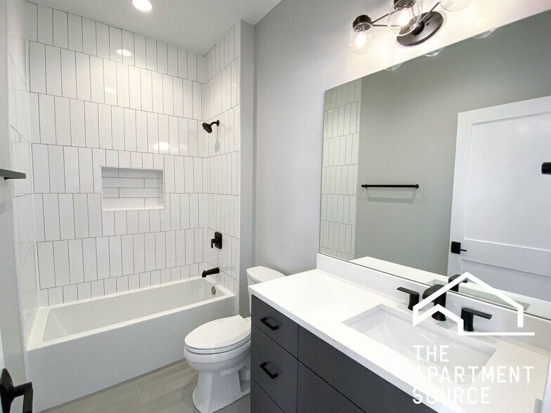 Building Photo - 1050 W Cornelia Ave