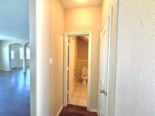 Building Photo - Cozy and well-kept 4 beds rental home in Houston