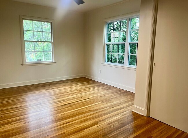 Building Photo - Beautifully updated midtown charmer!