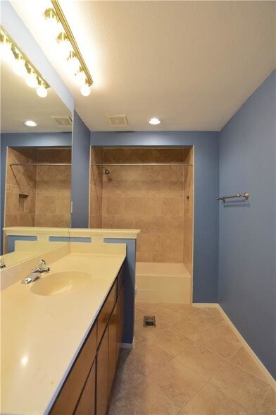 Upstairs Bath - 1748 Ohlen Rd
