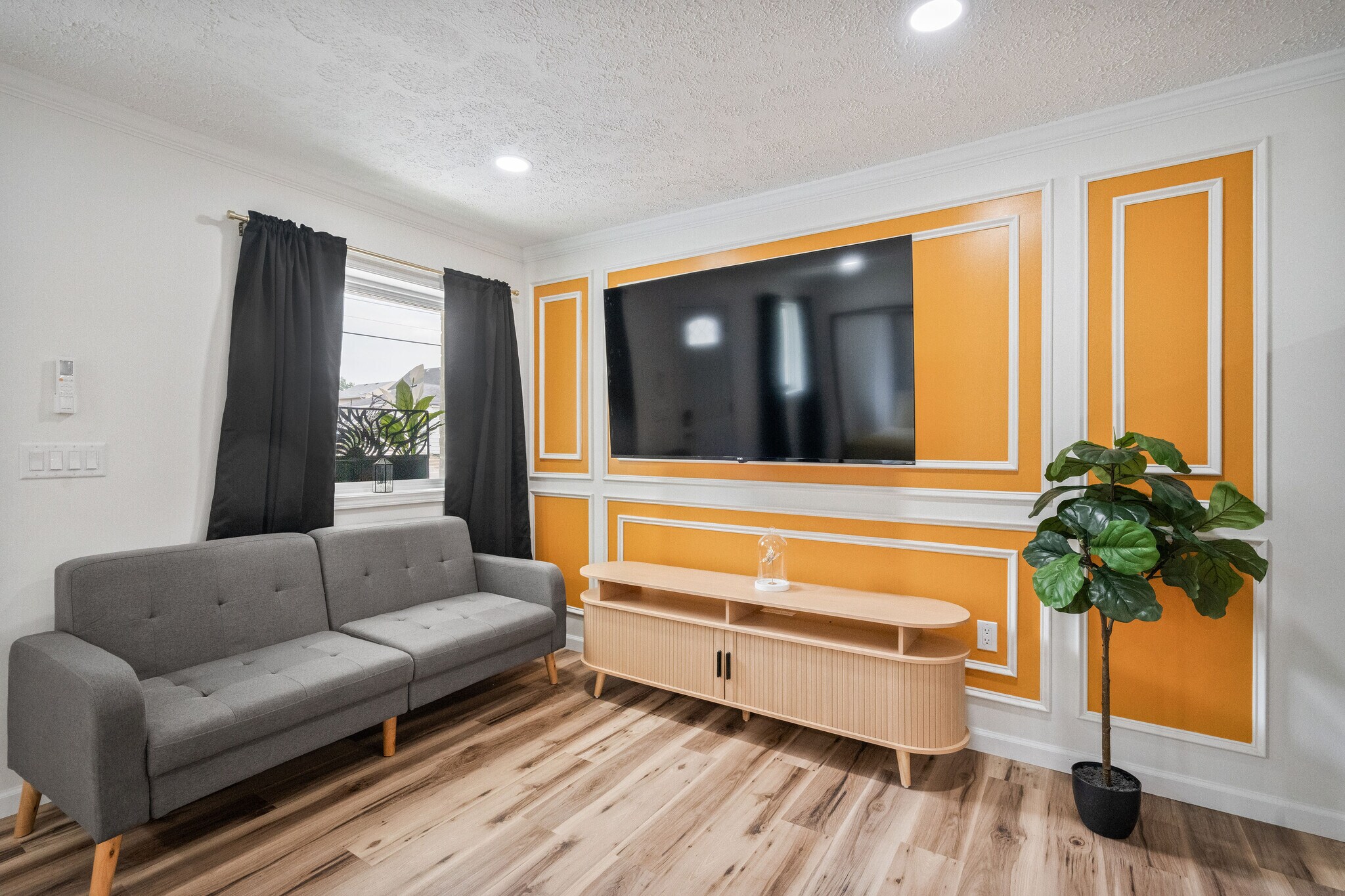 Studio #4 Presidential - 1222 E Vaile Ave