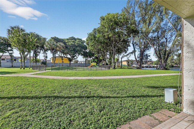 Building Photo - 10000 NW 80th Ct