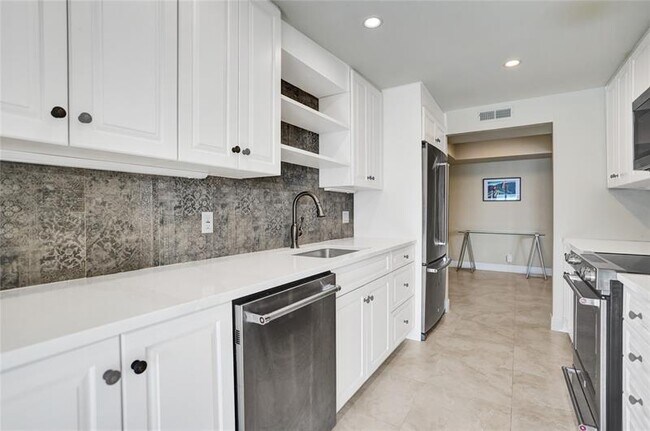 Building Photo - 5510 N Ocean Dr