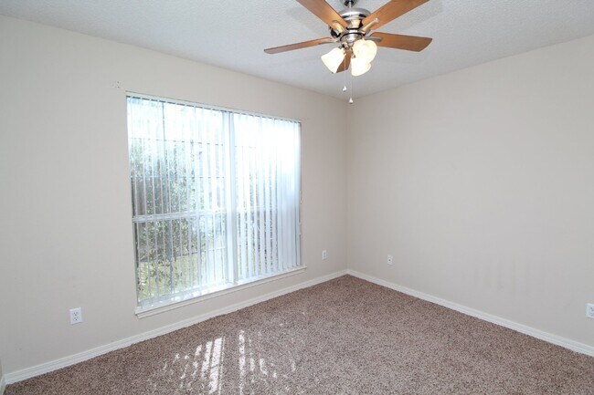 Building Photo - Southwest Pensacola 3BR Home with Open Floor Plan, Fireplace & Fenced Backyard