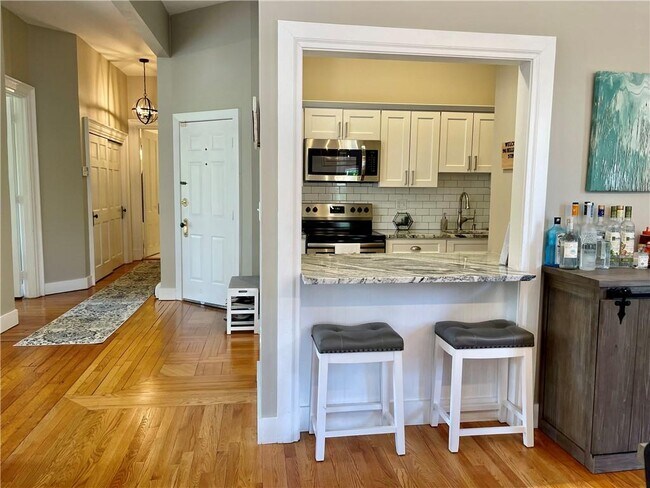 Building Photo - 541 Bellevue Ave