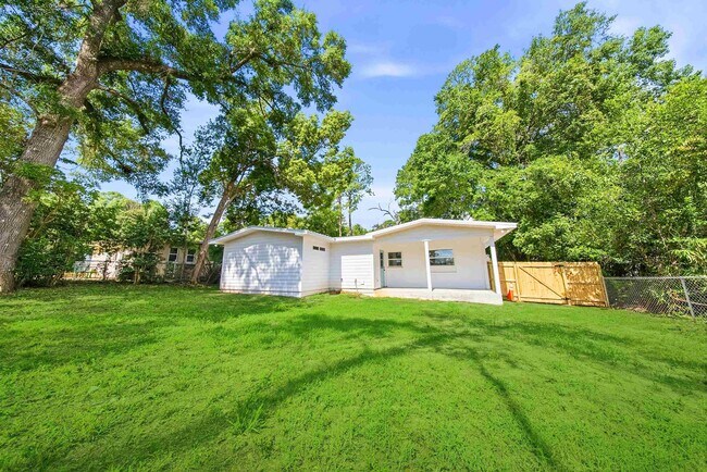 Building Photo - 1827 Fernando Dr