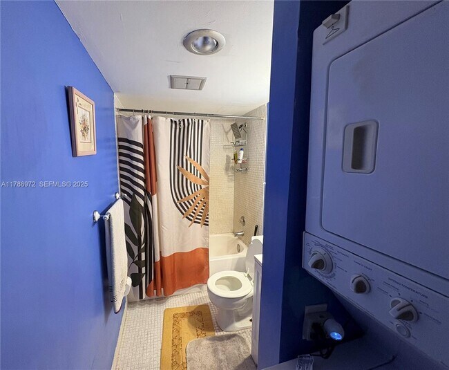 Building Photo - 4152 Inverrary Dr