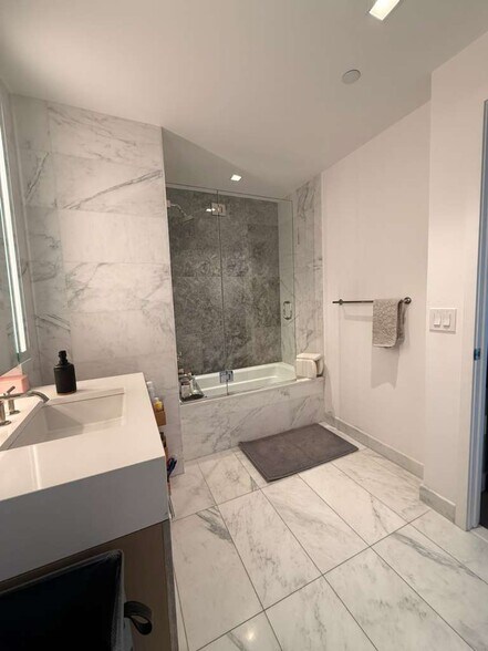 Building Photo - 75 Park Ln S