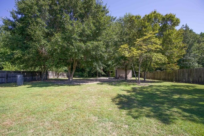 Building Photo - Adorable 3 bedroom 2 bath + Bonus in Raeford