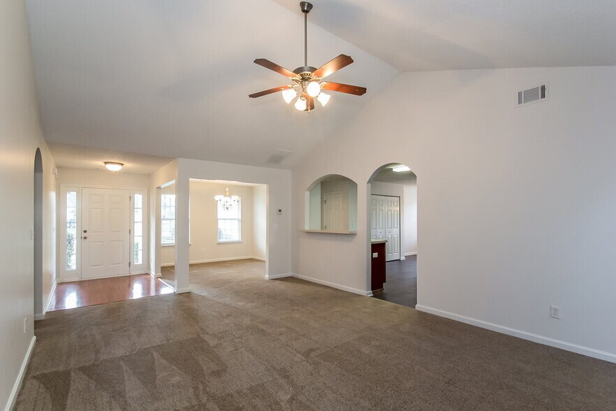 Building Photo - 448 Camella Cir