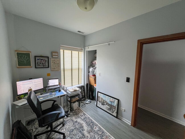 Building Photo - 6421 N Greenview Ave