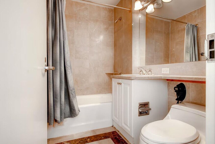 Building Photo - 400 E 66th St