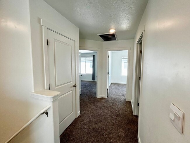 Building Photo - Comfortable and Spacious 4-Bedroom Townhome in Cedar City!
