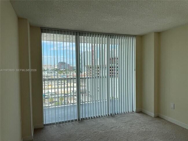 Building Photo - 915 NW 1st Ave