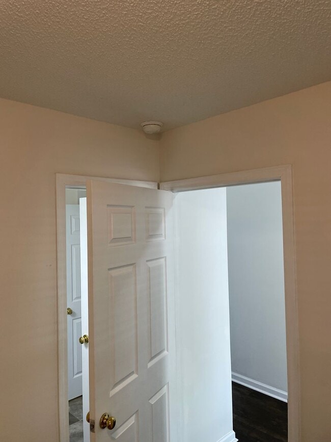 Building Photo - Cozy Two Bedroom Condo Close to Ft. Jackson!