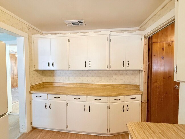 Building Photo - Charming 3-Bedroom Home With Screened Fron...