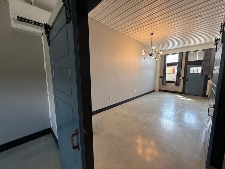 Building Photo - 475 S Hickory St