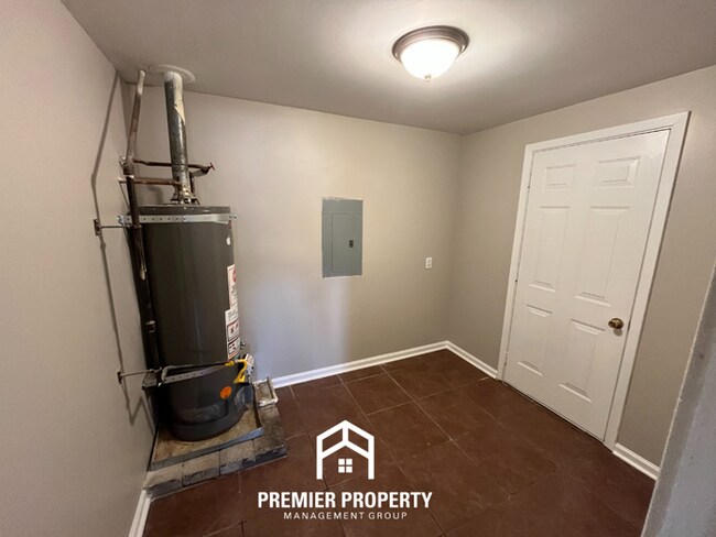 Building Photo - Beautiful 3BR/2BA Memphis Home with Hardwood Floors, Formal Dining & Fenced Yard