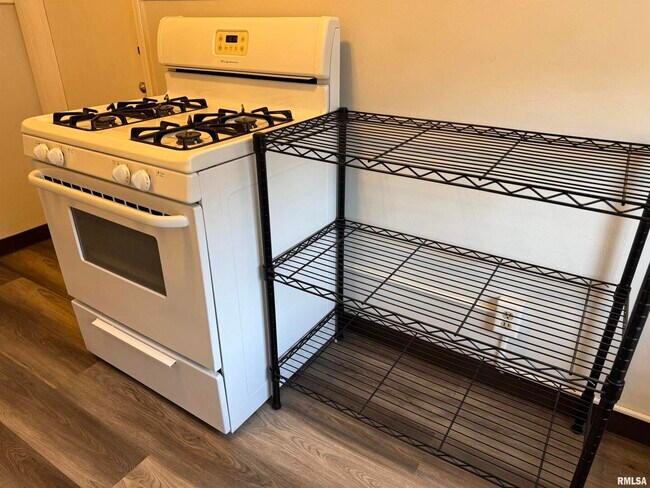 Building Photo - 405 W Columbia Ave