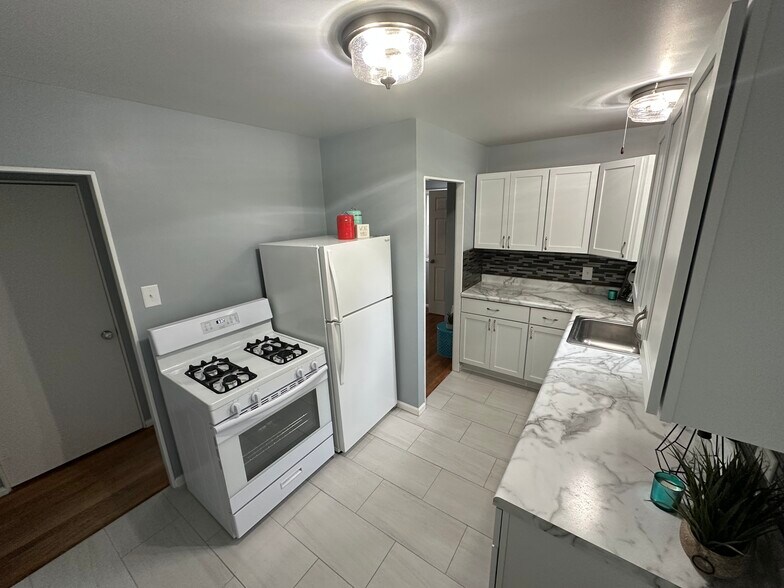 Kitchen - 1309 Hedgewood Dr