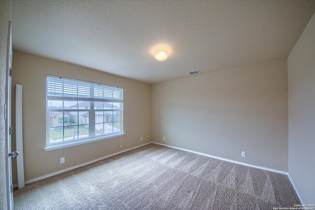 Building Photo - SPACIOUS 4-BEDROOM WITH WATER PARK AMENITIES!!